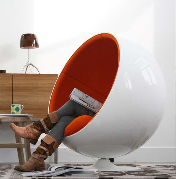 Spherical Single Chair With Semi-enclosed Structure